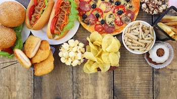 Alimentos ultraprocesados relacionados con grasa en músculos y posible artritis de rodilla