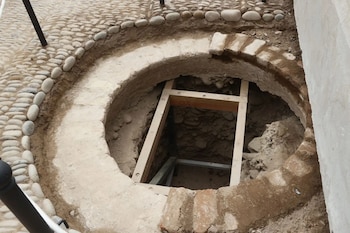 Las estructuras corresponden también a sectores del Hospital del Espíritu Santo, fundado en 1575 para atender principalmente a marinos, pilotos y trabajadores vinculados con la navegación. Andina