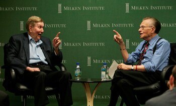 Sumner Redstone, presidente ejecutivo de Viacom Inc. durante la sesión "Una conversación con Sumner Redstone: Si pudieras vivir para siempre, ¿cómo sería tu vida?" en la Conferencia Global del Instituto Milken 2009 en Beverly Hills, California, el 29 de abril de 2009.