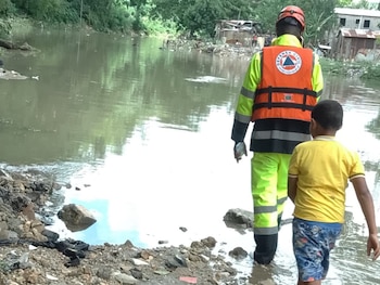 Defensa Civil instó a la población a evitar cruzar ríos crecidos y suspendió actividades en balnearios para prevenir tragedias durante la emergencia climática. (Cortesía: Defensa Civil Dominicana)