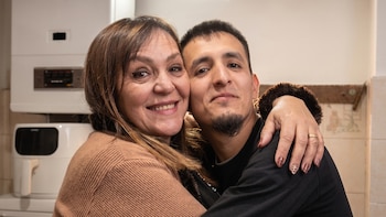Ella tiene 61 años, él 29 y llevan cinco años juntos: “La gente me mira como diciendo: ‘¿No te da vergüenza?’”