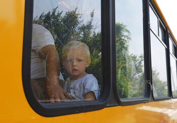 Un niño mira por la