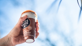 La OCU advierte sobre los cafés fríos del súper: “El exceso de azúcar y aditivos son los principales problemas, y su aporte calórico puede superar al de un refresco”