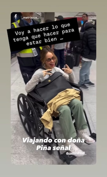Camila Sodi en silla de ruedas