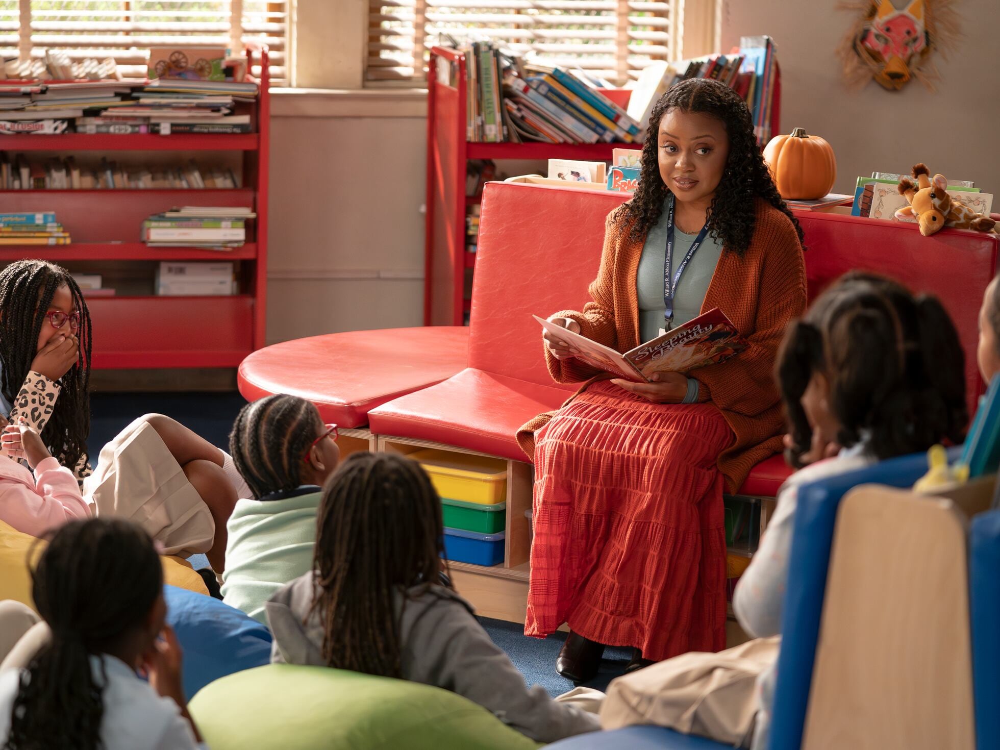 Una de las comedias más premiadas de la televisión actual regresa a Disney+ con una nueva temporada: un cruce perfecto entre ‘The Office’ y ‘Merlí’ Una de las comedias más premiadas de la televisión actual regresa a Disney+ con una nueva temporada: un cruce perfecto entre ‘The Office’ y ‘Merlí’