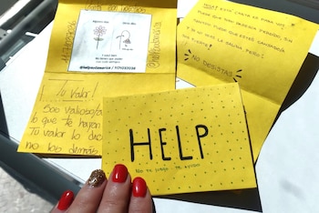 Help La Plata deja cartas en espacios públicos para prevenir el suicidio y acercar una primera instancia de escucha a personas en crisis