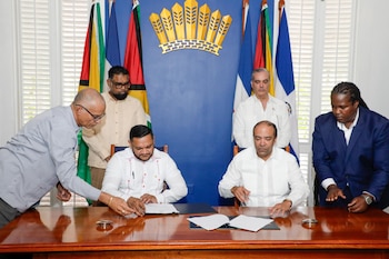 Funcionarios de Guyana y República Dominicana firman acuerdos de cooperación en presencia de los presidentes Mohamed Irfaan Ali y Luis Abinader, durante la visita oficial en Georgetown (Cortesía @ALBERTOCAMINERO).