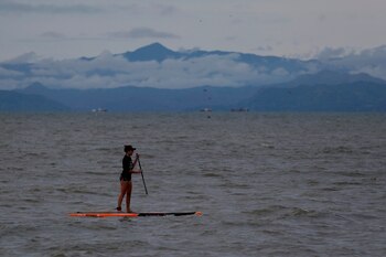 Una persona practica Paddle surf
