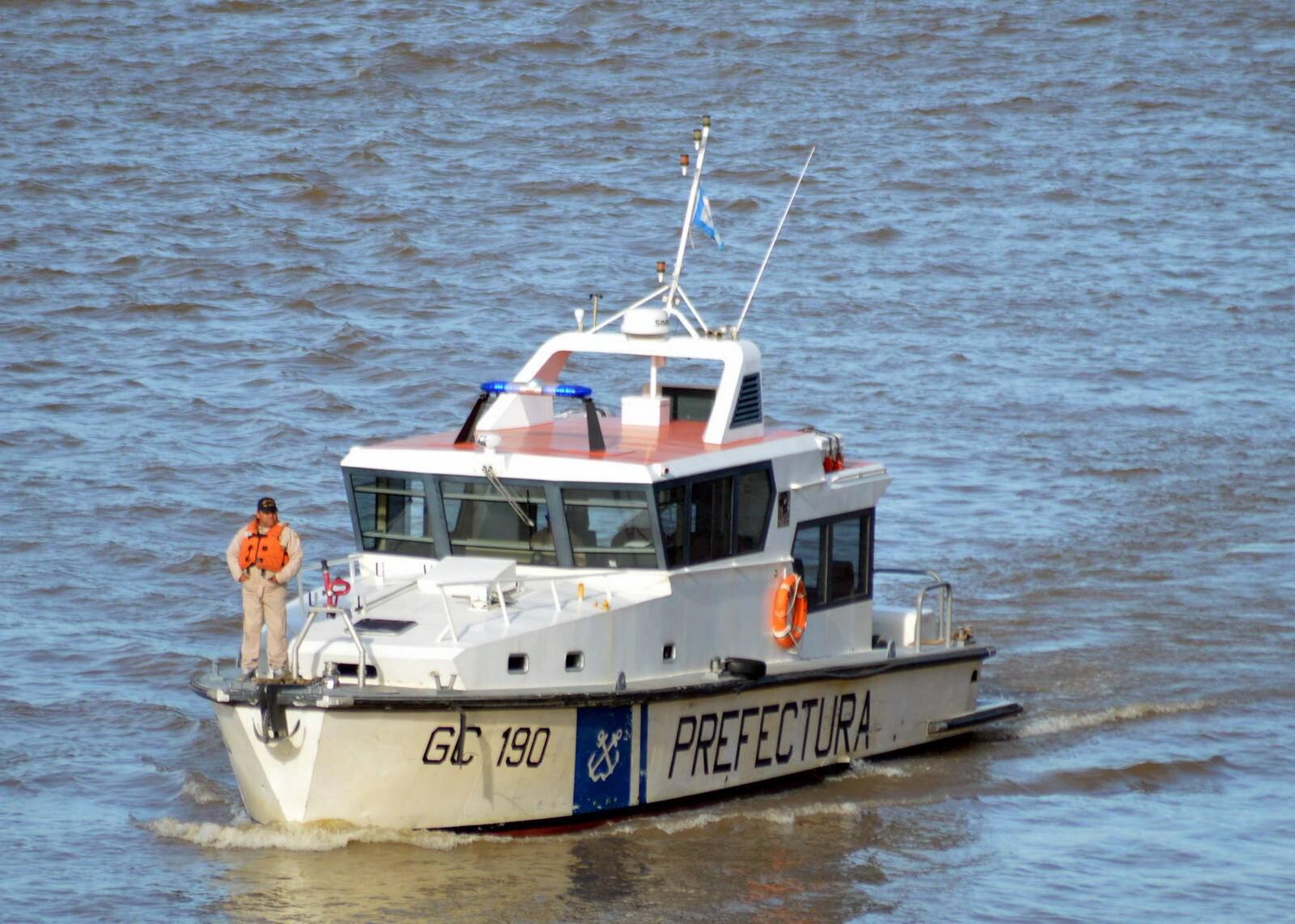 El personal de la PNA rescató el cuerpo luego de que unos pescadores lo encontraran (Facebook)