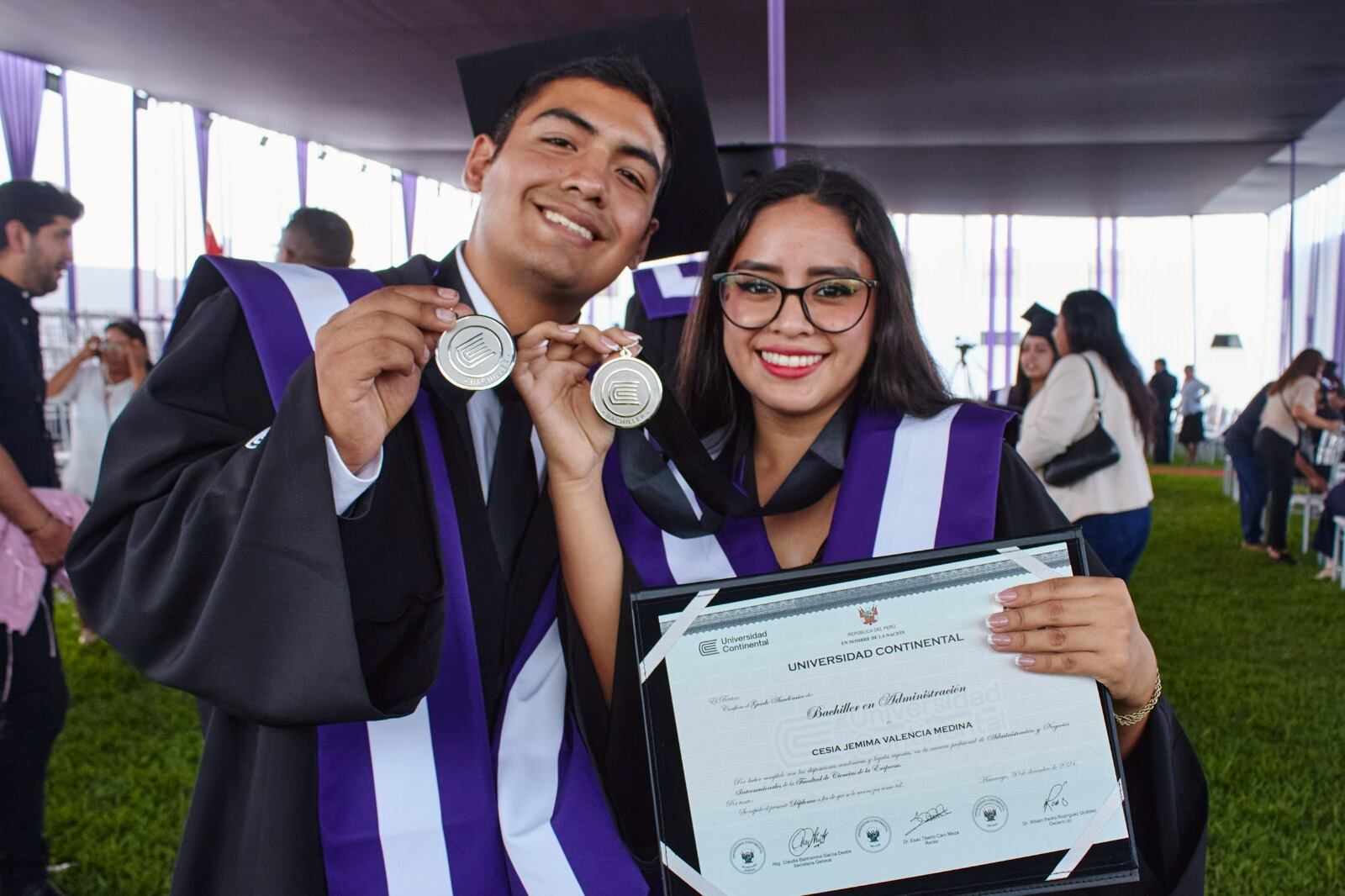 Estudiantes que reciben títulos respaldados por sellos internacionales de calidad, asegurando el reconocimiento oficial y la actualización constante. - Crédito: Difusión