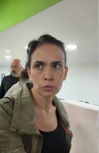 Una de las pasajeras apoyo a la mujer agredida, acusando a la aerolínea de su mal servicio.