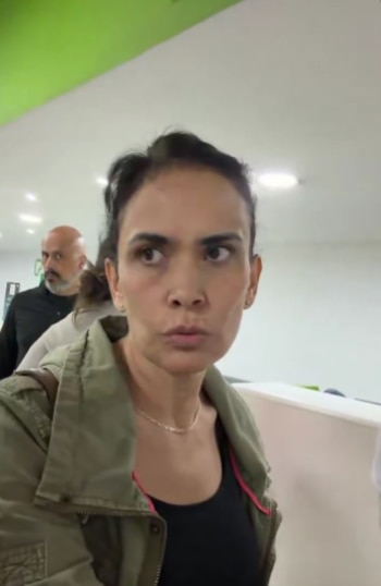 Una de las pasajeras apoyo a la mujer agredida, acusando a la aerolínea de su mal servicio.