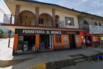 La pareja fue asesinada dentro de su ferretería en la comunidad de Ocotitlán, municipio de Ixhuatlán del Café; su hija de un año y ocho meses sobrevivió al ataque. (Google Maps)