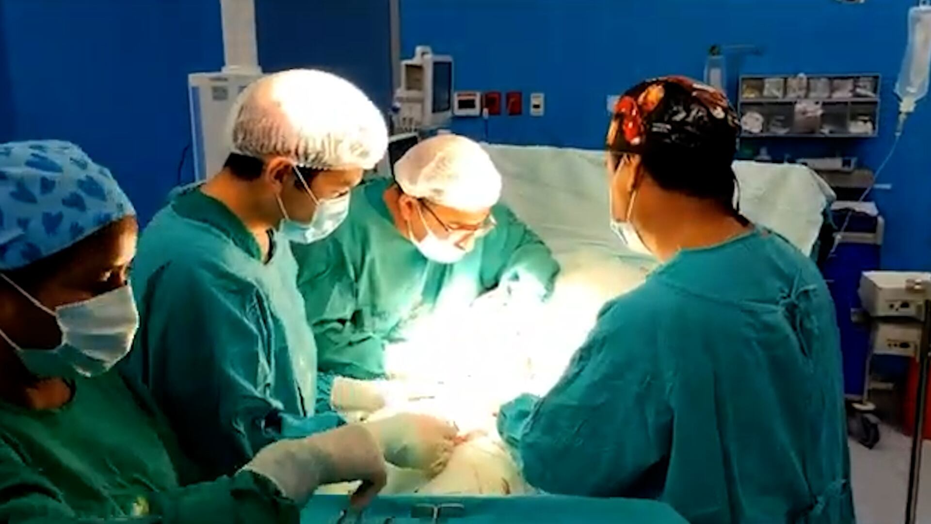 El tratamiento de James Romero continuará con recuperación, fisioterapia y una futura cirugía bariátrica para reducir los riesgos de la obesidad mórbida (Captura de video: YouTube)