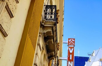 Con guardas y fachada de