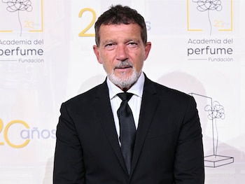 20/10/2026 Antonio Banderas en los premios de la Academia del Perfume.
Antonio Banderas ha acaparado titulares en los últimos días por un doble motivo; por un lado, su nuevo proyecto profesional, ya que como se ha confirmado protagonizará junto a otro pesado de Hollywood como Nicolas Cage la quinta temporada de la famosa serie 'True detective' siguiendo así la estela de Woody Harrelson, Matthew McConaughey, o Jodie Foster. Y por otro, porque este domingo 18 de octubre se cumplió el primer aniversario de boda de su única hija, Stella del Carmen -fruto de su relación con Melanie Griffith- con Alex Gruszynski.
EUROPA ESPAÑA SOCIEDAD