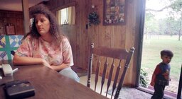 Un secuestro, balazos y traiciones: la pesadilla de la joven camarera que ganó 10 millones de dólares en la lotería