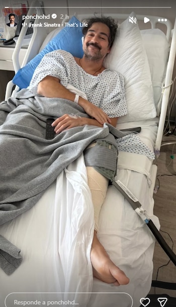 Alfonso Herrera aparece sonriente en una cama de hospital
(RS)