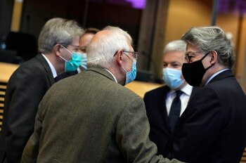 (i-d), El comisario de Economía,