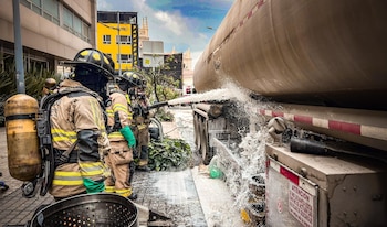 Un camión cisterna con combustible