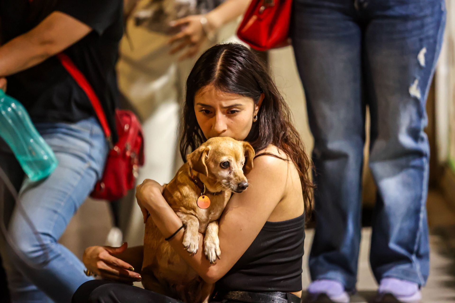 Perritos y sus dueños asistieron a la clínica para darle un último adiós a Rocky. FOTO: ALEJANDRO RODRÍGUEZ/CUARTOSCURO.COM