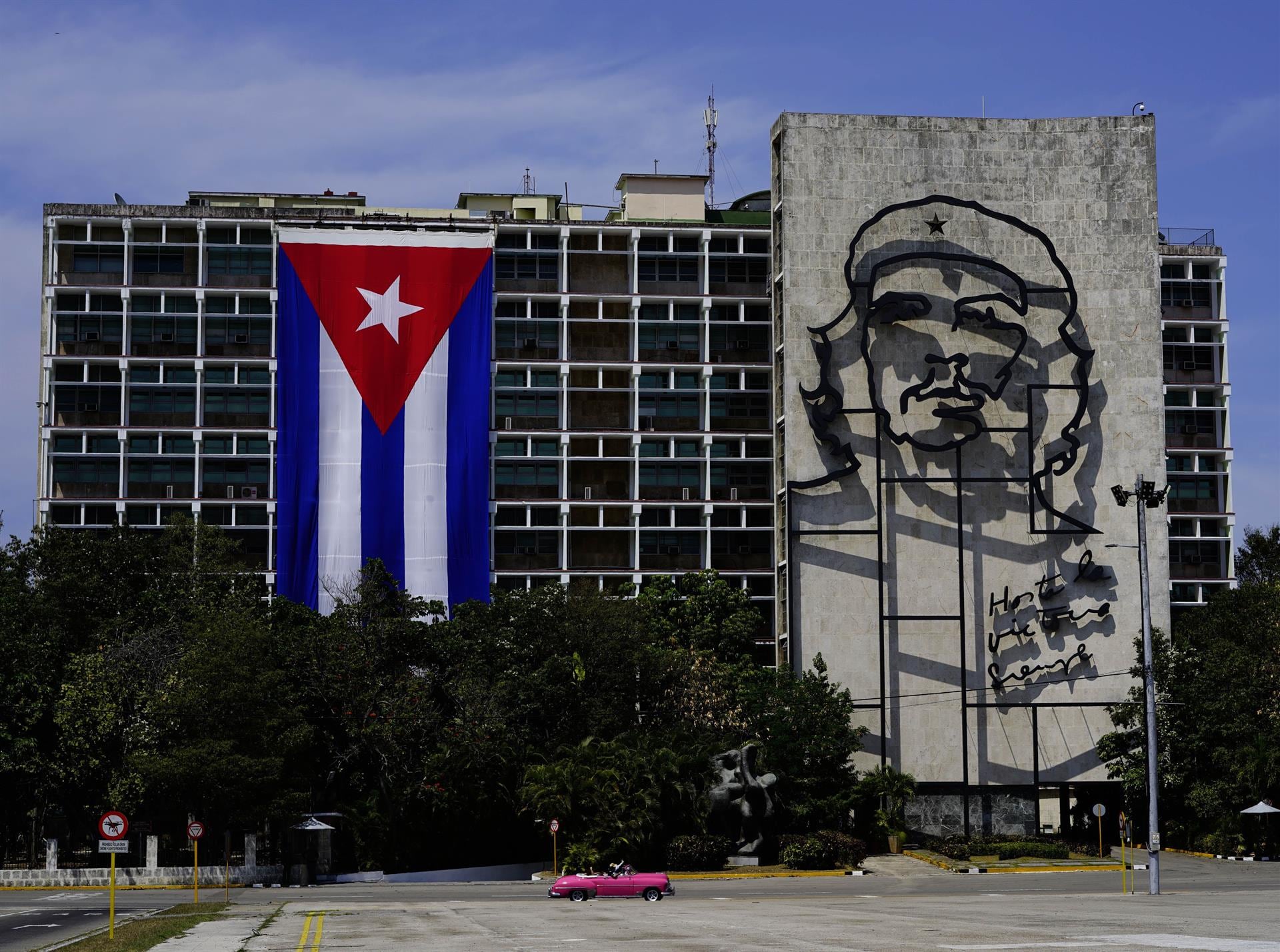 Estados Unidos ha impulsado mecanismos alternativos de distribución de ayuda humanitaria en Cuba, principalmente a través de organizaciones religiosas, en especial la Iglesia católica, que actúa como intermediaria en la entrega de insumos