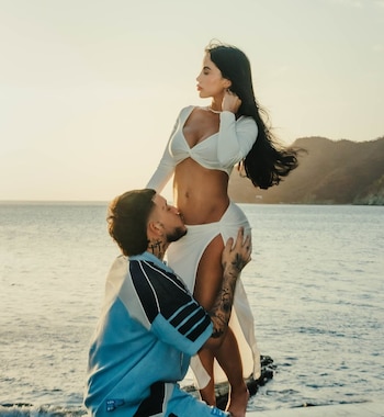 La pareja confirmó que no iba a mostrar el rostro de su bebé, al menos durante los primeros meses de nacido - crédito @karinagarciaoficiall/Instagram