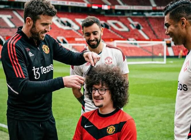 El británico va a completar dos años sin cortarse el cabello - crédito @theunitedstrand/Instagram
