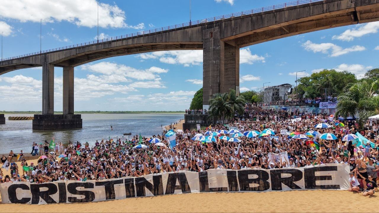 Bajo el puente que une Chaco y Corrientes sobre el río Paraná se desplegó una bandera que pide