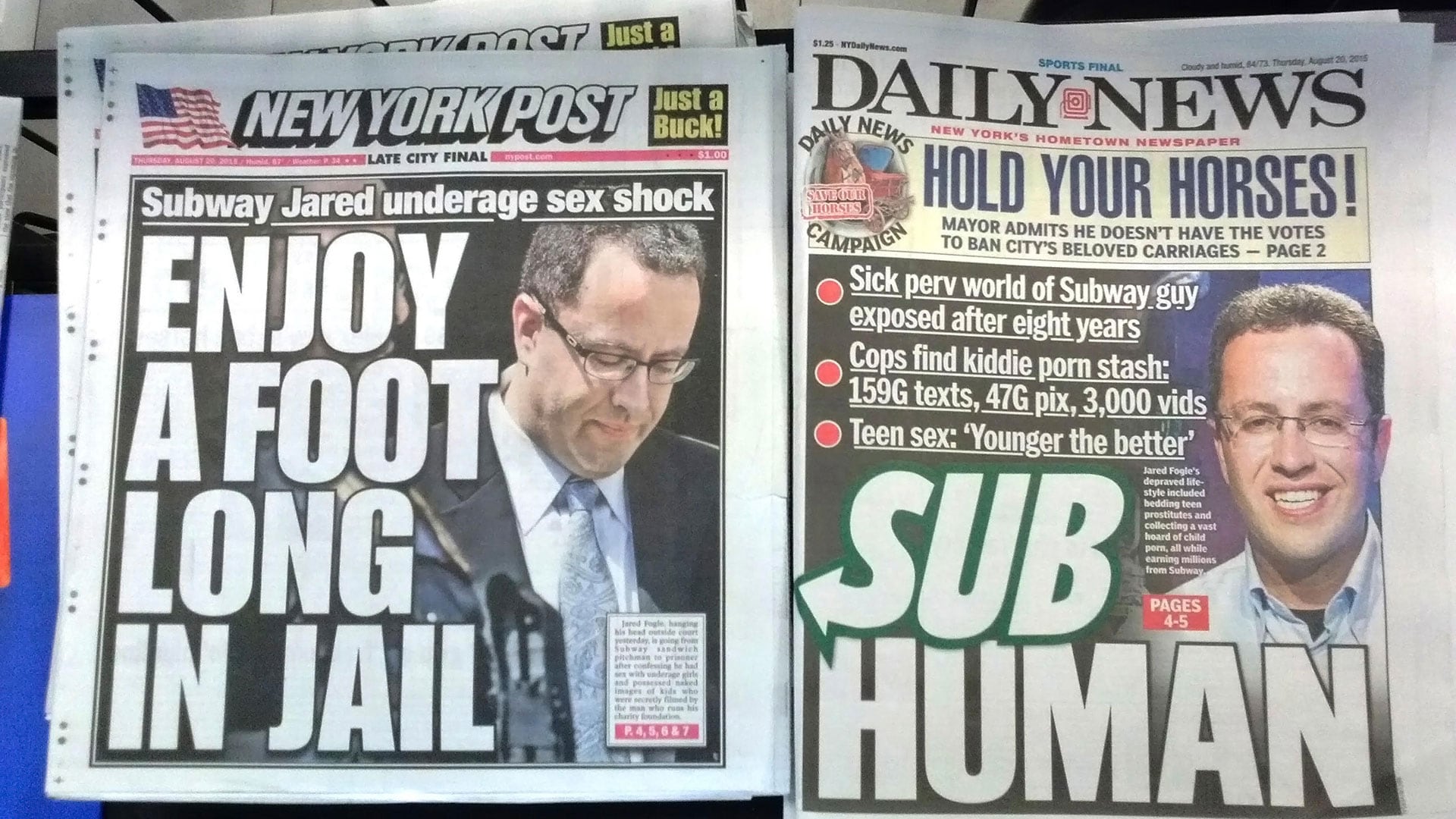 Las tapas de The New York Post and the New York Daily News informaron en agosto de 2015 de la declaración de culpabilidad hecha por Jared Fogle (© Richard B. Levine)