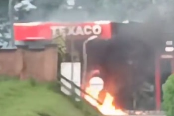 La explosión provocada tras el incendio en la estación de servicio impactó a la comunidad y destruyó parte de la infraestructura del establecimiento en el municipio de El Tambo - crédito X