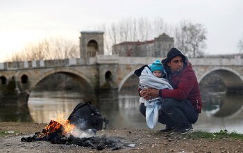 Un migrante descansa con un