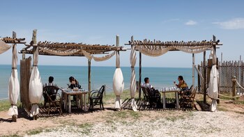 Hacia el sur se ubica