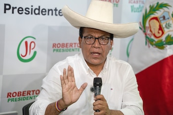 El candidato a la Presidencia de Perú por el partido Juntos por el Perú, Roberto Sánchez, habla en una rueda de prensa este jueves, en Lima (Perú). Sánchez niega el fraude que proclama el candidato López Aliaga. EFE/ John Reyes Mejía