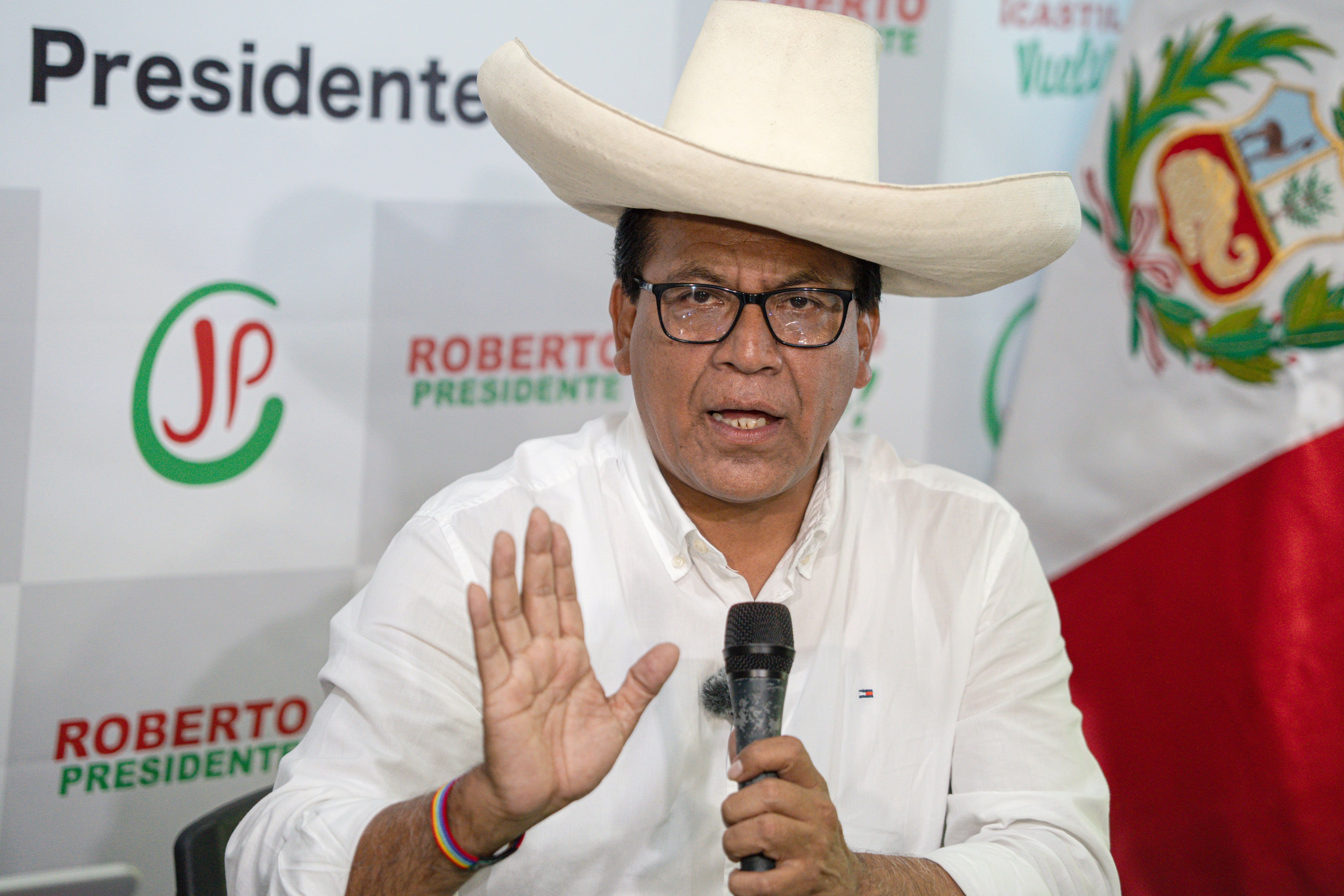 El candidato a la Presidencia de Perú por el partido Juntos por el Perú, Roberto Sánchez, habla en una rueda de prensa este jueves, en Lima (Perú). Sánchez niega el fraude que proclama el candidato López Aliaga. EFE/ John Reyes Mejía