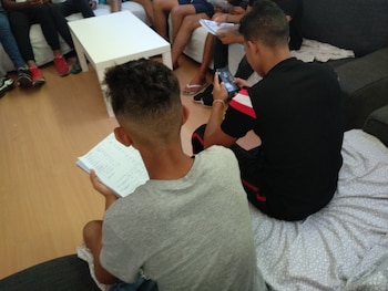 Menores migrantes no acompañados en un centro de Barcelona en una imagen de archivo. (Europa Press)