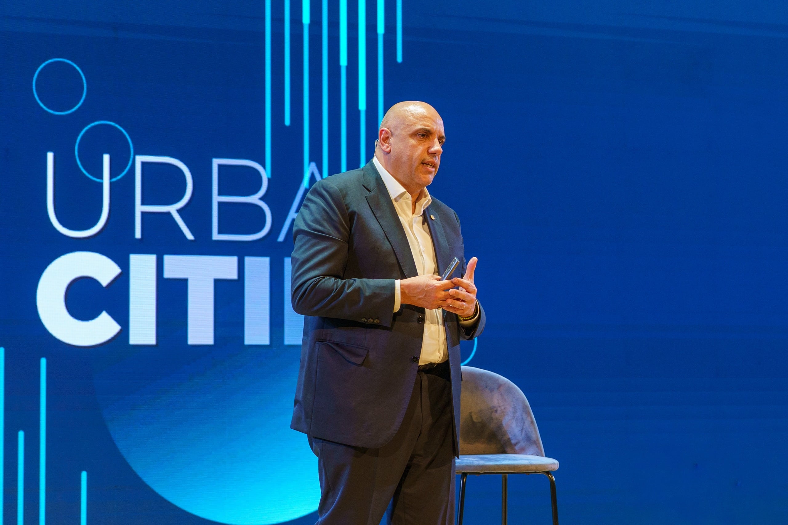 César Torres expone durante el congreso Urban Cities, encuentro que derivó en la conformación de una red federal de ciudades inteligentes.