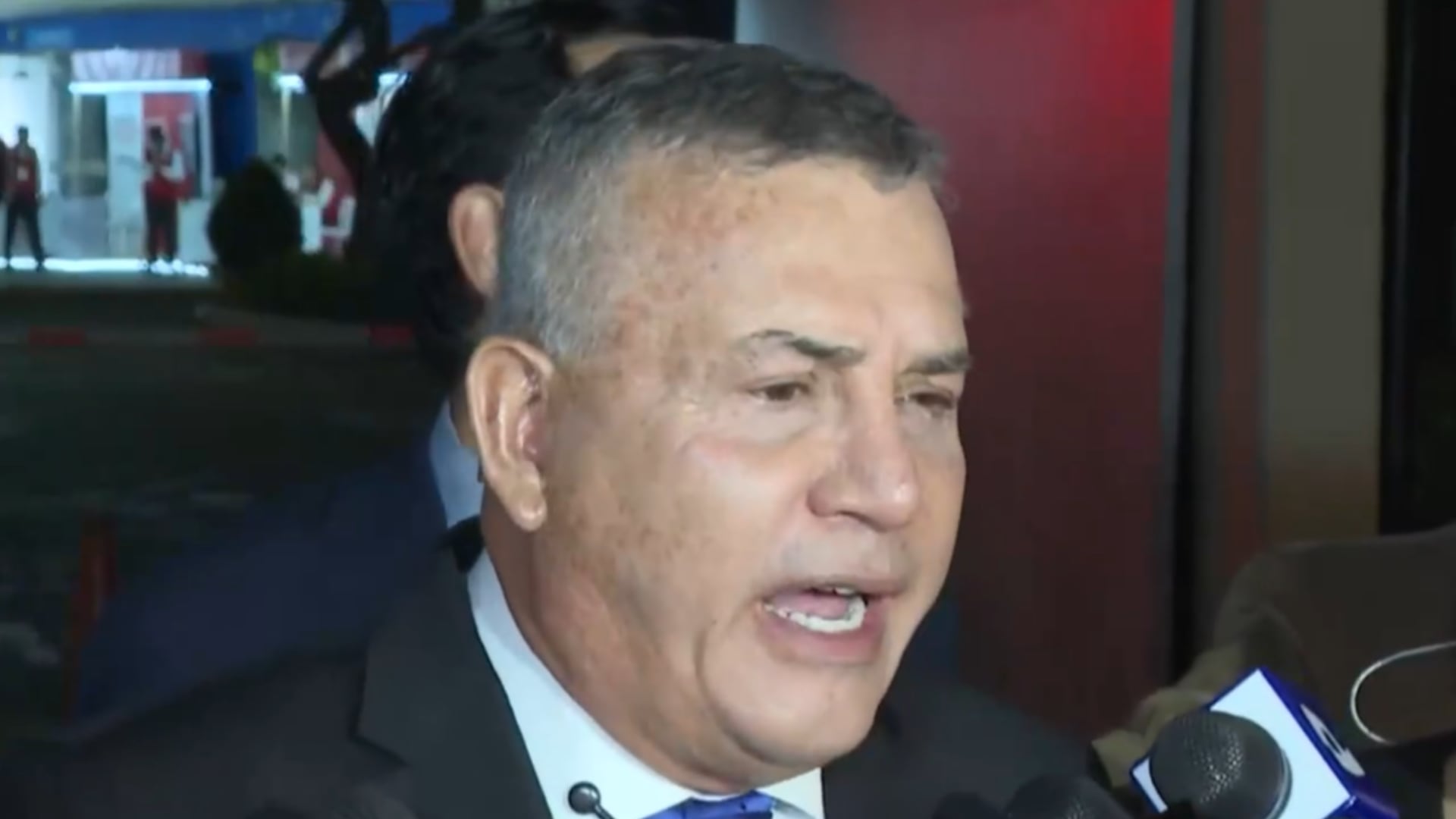 El candidato Daniel Urresti ofrece declaraciones a la prensa antes del inicio del debate municipal en Lima. (Infobae Perú/Captura video: América Televisión)