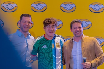 El argentino aseguró que el Gran Premio de México es una de las carreras que más disfruta y pidió que los aficionados latinoamericanos continúen apoyándose dentro de la Fórmula 1.
Copiar título (Fotografía: David Jackson Pimentel / Instagram @jacksonf1mx)