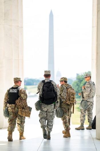 Miembros de la Guardia Nacional de DC se preparan después de un breve descanso de hacer guardia en el Monumento a Lincoln durante las protestas en DC por la muerte de George Floyd el 4 de junio de 2020. Jim Lo Scalzo/Pool vía REUTERS