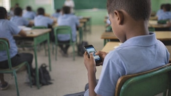 República Dominicana regula el uso de celulares en escuelas en todos los niveles educativos