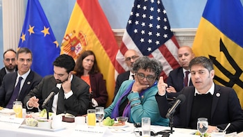 Tras su viaje a Nueva York, Kicillof busca volumen con China y el Papa ante la apatía de un sector del PJ