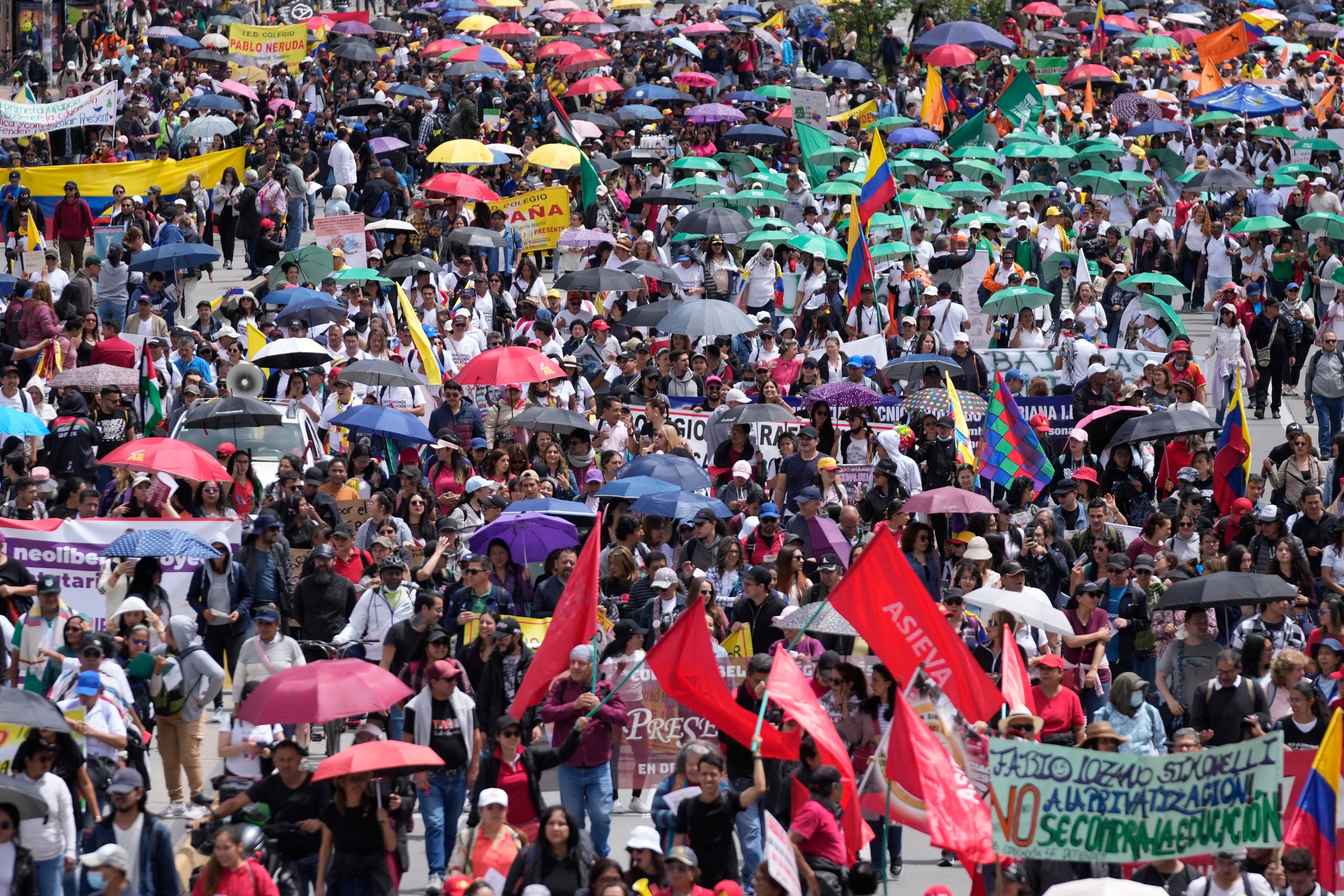 El 66% del cuerpo docente colombiano está compuesto por mujeres, con un 95,2% de participación femenina en preescolar - crédito Fernando Vergara/AP