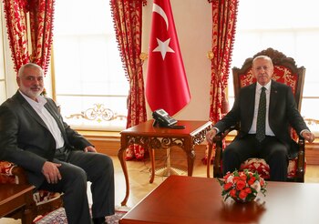 La reunión del sábado entre Recep Tayyip Erdogan y el líder de Hamas Ismail Haniya (Presidencia turca/AFP)