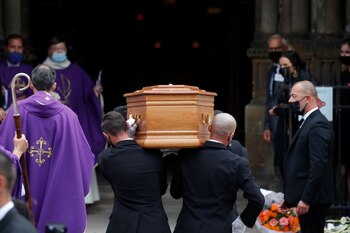 Portadores llevan el ataúd del fallecido actor francés Jean-Paul Belmondo en el inicio de la ceremonia fúnebre en la iglesia Saint-Germain-des-Pres en París, Francia. 10 de septiembre, 2021. REUTERS/Gonzalo Fuentes