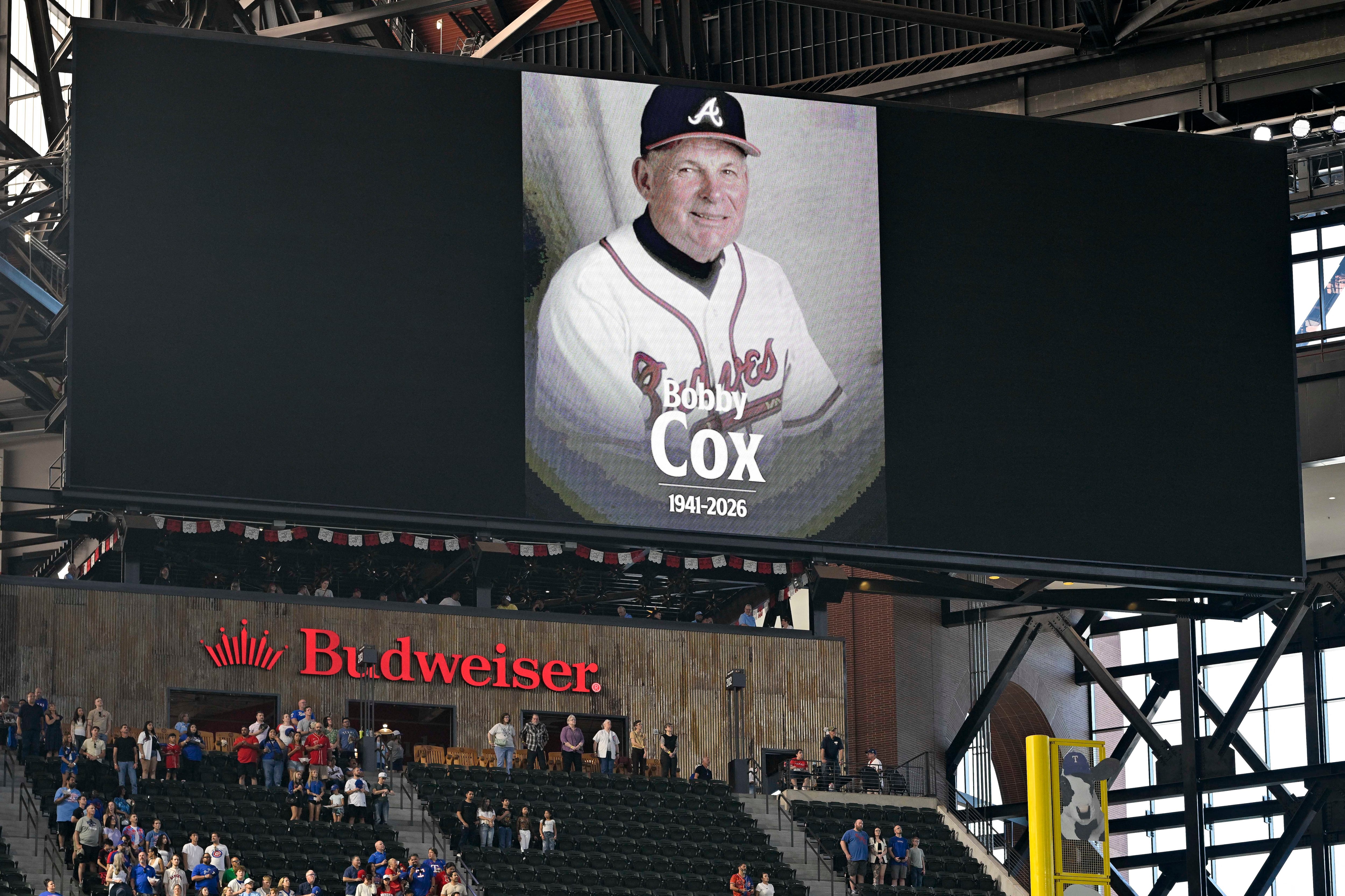 En Globe Life Field, los Texas Rangers y Chicago Cubs realizaron un minuto de silencio en memoria de Bobby Cox, rindiendo tributo a su legado en el béisbol (Jerome Miron-Imagn Images/REUTERS)
