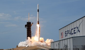 El SpaceX Falcon 9 de SpaceX, la empresa espacial de Elon Musk (REUTERS/Joe Skipper/File Photo)