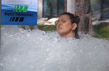 La mujer que desafía el frío extremo: cómo se prepara para permanecer horas entre hielo, nieve y agua helada