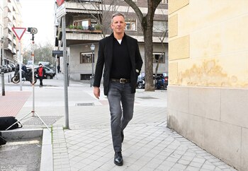 Joaquín Prat llega a la capilla ardiente por Fernando Ónega. (José Oliva / Europa Press)