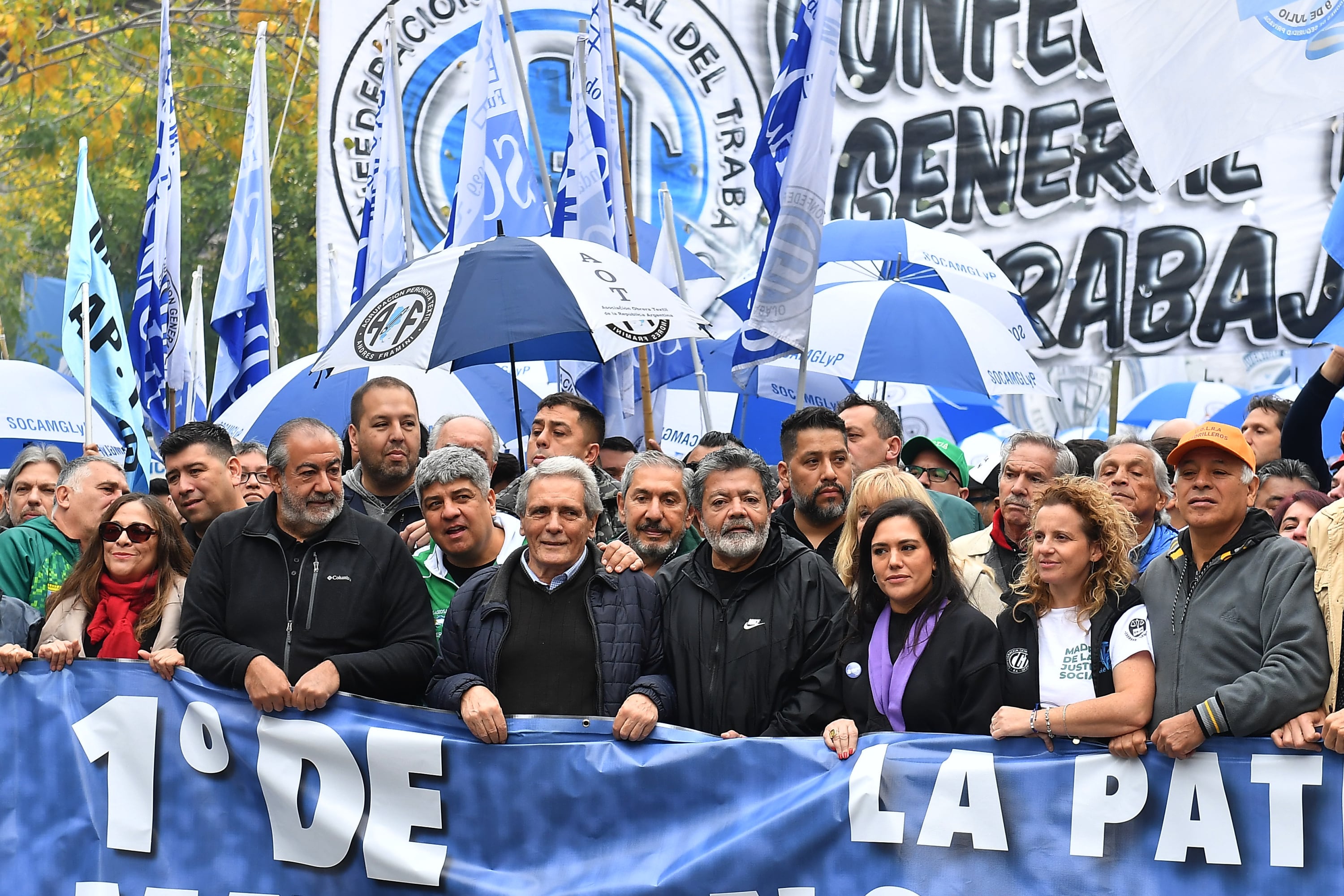 Desde temprano columnas de gremios de la CGT y organizaciones sociales marcharán a Plaza de Mayo (Maximiliano Luna)